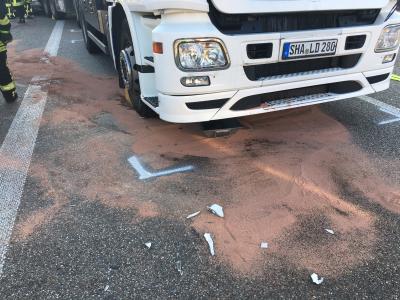 Mundelsheim: A81 Schwerer Unfall mit Vier Lkw und ein Pkw - 2 Fahrstreifen gesperrt - 4 km Stau, Vollsperrung